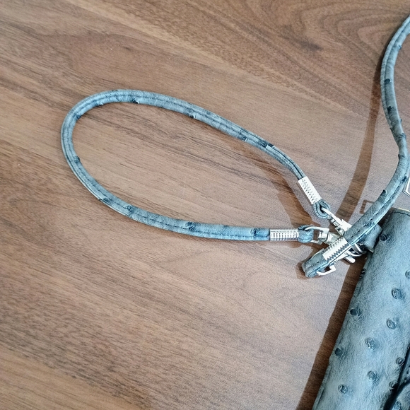 Elegant Gray Crossbody Bag with Floral Accent - Picture 3 of 6